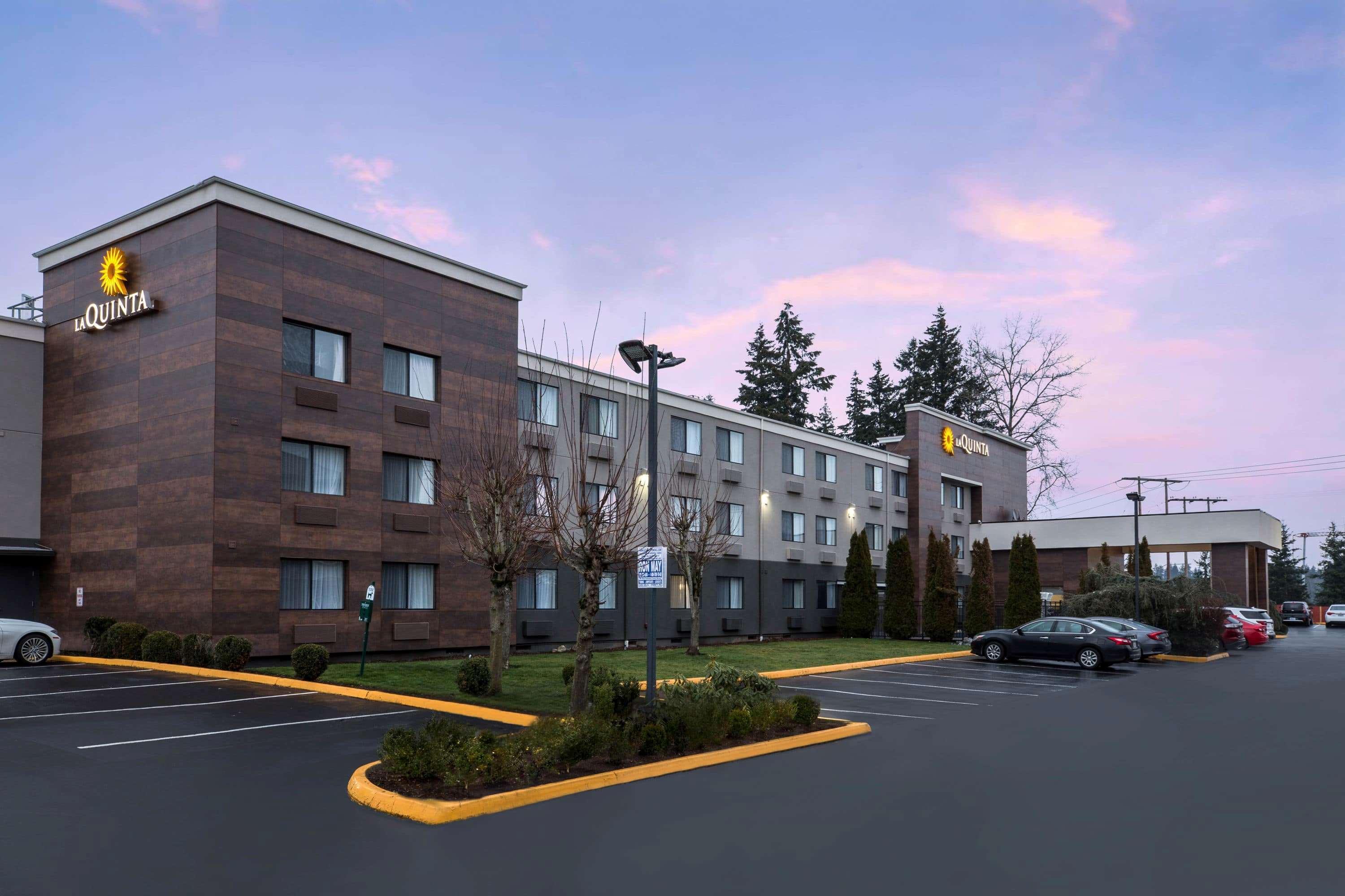 La Quinta Inn By Wyndham Everett Exterior photo