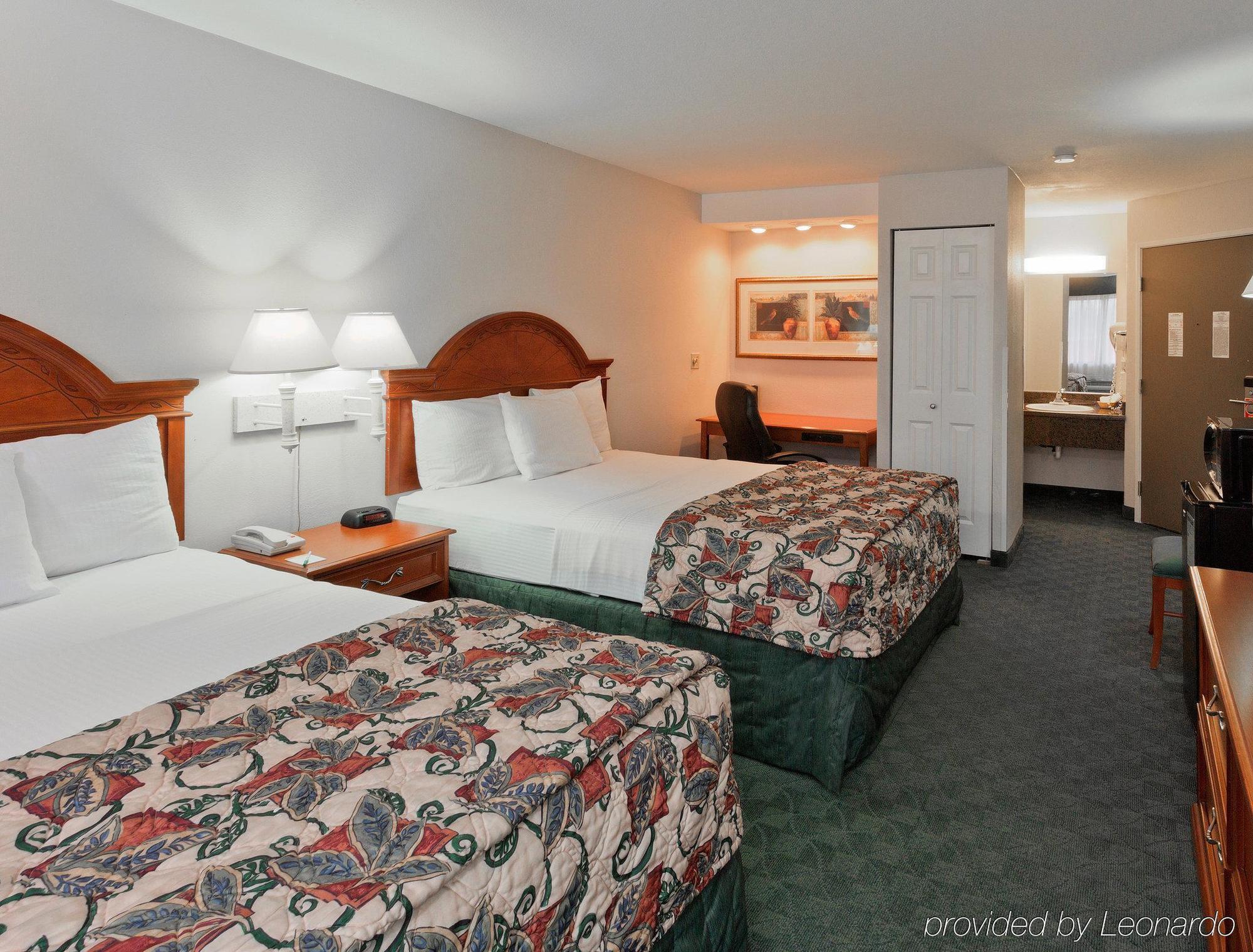 La Quinta Inn By Wyndham Everett Exterior photo
